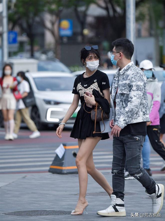 鞋搭配黑色百褶短裙一件修身半袖10厘米的透明尖头细跟水晶凉(图2)