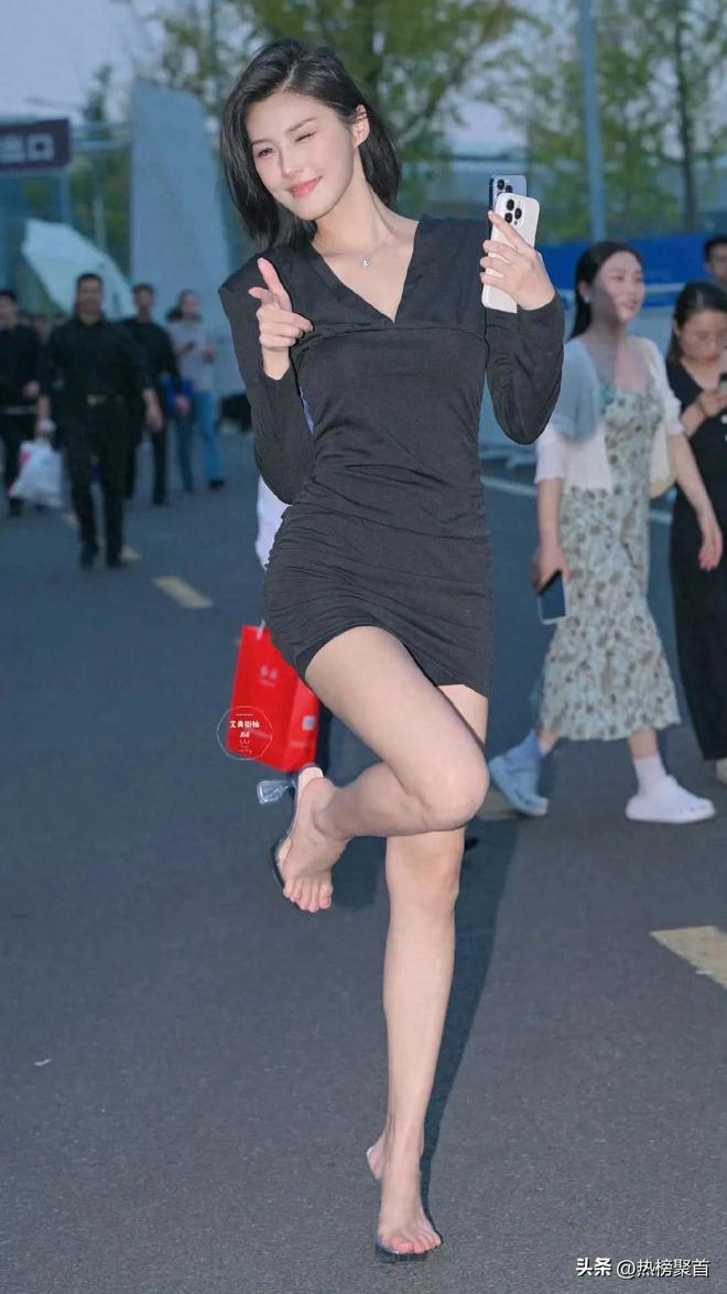 鞋搭配黑色百褶短裙一件修身半袖10厘米的透明尖头细跟水晶凉(图7)