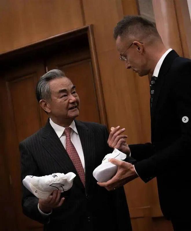 FILA发布首档户外微综艺；快时尚品牌重返中国市场王毅送匈牙利外长中国跑鞋；361度与张水华解约；(图3)