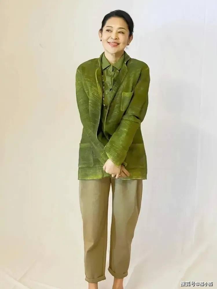 年女人穿松不穿紧才更时髦洋气看了倪萍的穿搭我悟了：60中(图4)