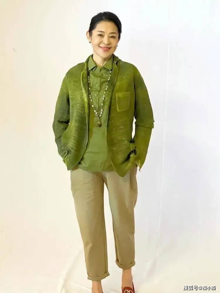 年女人穿松不穿紧才更时髦洋气看了倪萍的穿