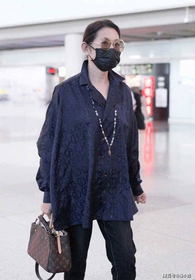 年女人穿松不穿紧才更时髦洋气看了倪萍的穿搭我悟了：60中(图2)