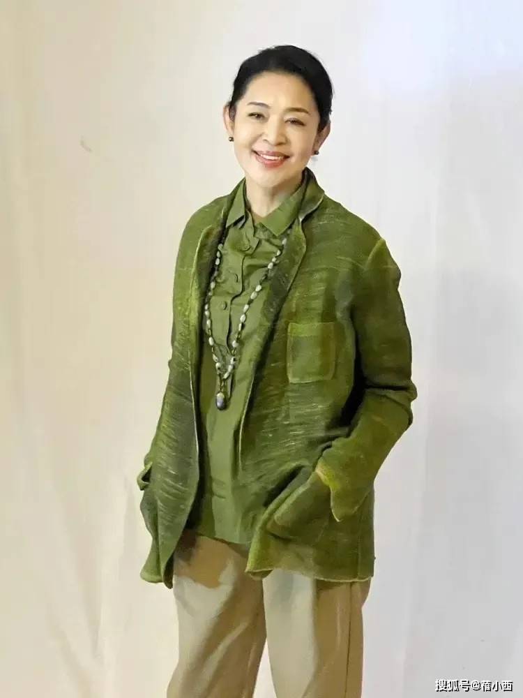 年女人穿松不穿紧才更时髦洋气看了倪萍的穿搭我悟了：60中(图6)